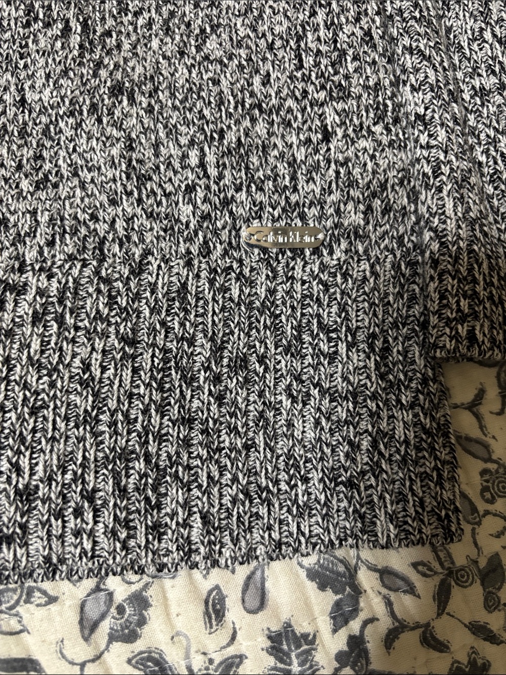 Bundle: 2 Sweaters - Picture 5 of 6